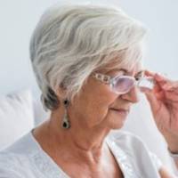 А вчора за ту годину, що я сиділа в гостях у дочки, два кур’єра приїхали. Аж два! Привезли якийсь блендер та гору іграшок для дитини. Дитина дістала ці іграшки, покрутила в руках і викинула на готу.