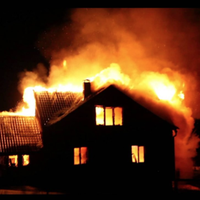 У нас горе…Все згоріло…Я з дітками на вулиці…Синочок хворий..Допоможіть українці .Репост!відео