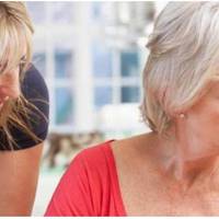 Свекруха дорікає мою дочку, що та не працює, а сидить на всьому готовому. Мені було соромно перед батьками зятя, тому й я віддала доньці свою пенсійну карточку. Боюся, що коли сини дізнаються про все