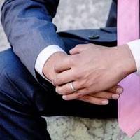 Вночі вони посварилися і лягли спати в різних кімнатах. Вранці вона прокинулася, швидко привела себе в порядок, одяглася і рішуче увійшла на кухню, де чоловік вже гримів сковорідкою