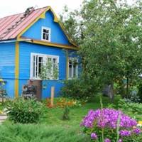 Галині зараз 75. Вона виростила двох доньок. Одна живе за кордоном, приїжджає раз у рік, якщо виходить. І друга, Ірина, розлучившись з першим чоловіком, довго жила в селі у матері, а потім знайшла як