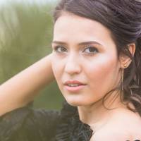 Заміж я вийшла дуже рано, чоловік був старший за мене, він добре заробляв, для мене це були шалені гроші. Жили ми в квартирі свекрухи. Коли в нас було вже двоє дітей, я дізналася, що чоловік зраджує