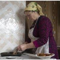 Не пройшло і місяця після одруження, як син зателефонував мені і попросив мене приїхати до них на кілька днів. А потім по секрету мені сказав, що хоче, щоб я навчила його дружину готувати, бо в неї з