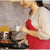 На обід я посмажила котлети, зварила рис, і зробила салат. Всі котлети на сковороді не вмістилися, довелося готувати другим заходом. І мабуть останнім двом котлеткам не пощастило і вони трохи недоготу