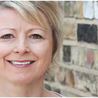 Чоловікові 50 років, мені 46. Разом ми живемо майже 10 років. Якось ми з чоловіком сіли і подумали, що ми – дорослі люди, а живемо як підлітки. Не зрозуміло, хто ми один для одного.