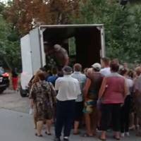 “Гречка нині йому не по кишені”: депутат приїхав на авто за 3 млн роздавати виборцям кавуни, відео