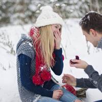 Наталка швидко написала телефон на газеті. Потяг рушив. Віталій застрибнув назад у вагон і став мріяти: скоріше б скінчилися новорічні свята, щоб уже повернутися до столиці і скоріше подзвонити їй.