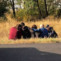 Поле під Чугуєвом.. Біля уламків літака МАМИ оплакують своїх ДІТЕЙ.. В одну мить їх сини стали ангелами..