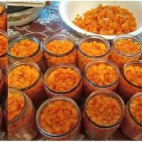 Подруга навчила мене робити заготовки на улюблений салат Олів’є. Взимку дуже виручає – відкриваєш баночку, і готово. Дуже зручно і смачно