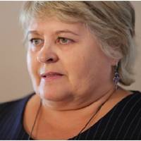 Якось я купила трохи м’яса і ковбасок, спекла на вечір чоловікові відбивних. А діти люблять ковбаски, от я і взяла, думала їм в школу дати бутерброд. Тут приходить Олег з нареченою, свекруха, звичайно