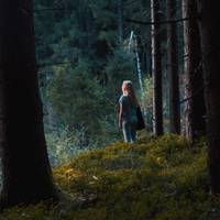 Моя свекруха вже тоді дуже старенька була, з паличкою ходила, а чоловікові своєму завжди прислуговувала. Він навіть не знав, де ложка лежить, хоча був такий дядько здоровий.