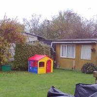 – Донька моя, Ярина, з дітьми сиділа, обід готувала, а ми з батьком весь тиждень, не розгинаючись, на дачі працювали. Я в теплиці в основному все обробляла, мила, чоловік мій на вулиці з мотоблоком.