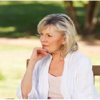 Син подзвонив Вірі в Італію і сказав, щоб та поверталася додому і гляділа свою матір сама. У нього через це почалися негаразди в сім’ї – його дружина не має наміру обходити чужих людей, а йому самому