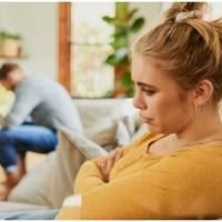 Чоловік прийшов з нічного чергування, і побачив, що моя мама зранку щось виварює у великій каструлі. Все навколо вологе, в конденсаті. Чоловік прийшов, відкрив вікна, хоч вже і осінній холод, і знову