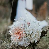 Як тільки ми почули, що Павло залишив свою дружину з п’ятьма дітьми, аж зраділи всі. Сусіди з усмішкою перешіптувалися між собою. Після того я ще багато разів зустрічала Павла, я теж така щаслива за н