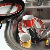 Чоловік вчора пізно прийшов, втомлений, ми всі вже по кімнатах розійшлися. Поїв Микола, все залишив і не прибрав. Я і не бачила навіть. На кухню не ходила. Ну ось, а вранці мама влаштувала Миколі спр