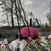 “Квіти на згарищі. Море квітів. І море людей. Кожні 5 хвилин біля чорної плями у лісосмузі зупиняються автівки. Дорогі і не дуже. Близькі та родичі, друзі та побратими-військові, просто проїжджаючі по