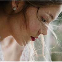 Одного разу я зранку їхала з дитиною по справах, чоловік мав в цей час бути на роботі. І тут, я бачу, в його машині іншу жінку. В ній я впізнала Олену, жінку з сусіднього під’їзду.