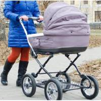 Поки я була з дитиною в лікарні, чоловік сам оформив свідоцтво про народження і вписав ім’я, яке давно вибрав – Марина. Одного разу я прибирала в шафі і знайшла стару коробку, заховану далеко на верх