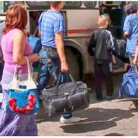 Про своє повернення з Італії додому, Ірина нікому не сказала. Вирішила сюрприз зробити. Але сюрприз чекав на неї. Ірина не повірила своїм очам: занедбане подвір’я і хата, що ніби постаріла, осунулася.