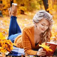 Олексій з дружиною кілька разів на рік їздять за кордон, відпочивати. Став він в ці спільні поїздки брати з собою і Олександру. Оплачує їй проживання в окремому номері, на всі екскурсії разом ходять,