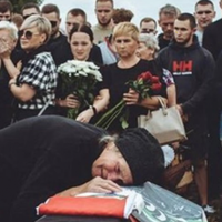 “Це мати Микити біля трунu сина, знайденого в лісосмузі. Хто за це відповість?