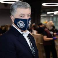 Петро Порошенко: “Я дуже шкодую, але щойно я отримав позитивний тест на ковід -19, тепер я зобов’язаний призупинити…”