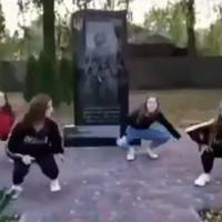 Слів підібрати важко… Стидно за таке покоління. Малолітки поглумилися над пам’яттю загuблих Героїв