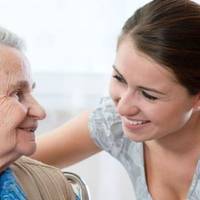 До моєї сусідки ніхто з дітей не приїжджає. Вона наче й не дуже стара, але ходити їй важко. Щовихідних, або після роботи до неї приїжджає онучка Оля. Вона миє, пере, прибирає, приносить продукти, щось