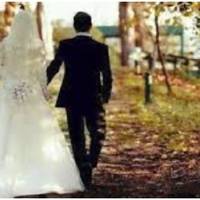 Весело грали музики, Оксана почувала себе найщасливішою в світі, поки не побачила на подвір’ї незнайому дівчину. Було видно, що вона чекає дитину. Оксана сама не знає чому, але вона пішла через весь