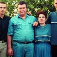 “Ну скажи, хіба при Януковичу погано було?!” Я посміхаюся, і ставлю зустрічне питання: “Ти податки платив?”