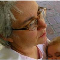 Я впевнена, що ліпити вареники невістка не вміє, але і вчитися не хоче. Коли я їх готувала на кухні, вона сиділа на дивані з телефоном. А мій син любить домашню їжу.