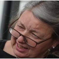 Я купила і синові, і доньці по квартирі, але дарчу на них переписувати не буду, у мене є умова. І син, і донька були дуже розчаровані моїм рішенням, але виходу у них нема – або вони приймають мої умов