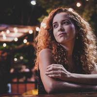 Марина ніколи не була заміжньою, мала маленьку донечку. Вона завжди заздрила заміжнім жінкам. Тому, коли у неї з’явився чоловік, Марина нарешті відчула себе щасливою.