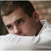 Якось ми з мамою сиділи на кухні, це був день 20-річного ювілею їхнього з батьком весілля. Мама наївно чекала поздоровлень і подарунків від нього. Пролунав дзвінок. Дзвонив батько. Мама відповіла.