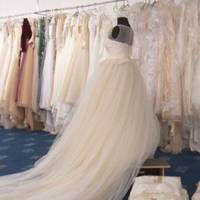 У Сполучених Штатах чи Британії наречені люблять вишуканість, стриманість і мінімум шику. А от наречена шейха має сяяти розкішшю. Тому в Емірати, як правило, замовляють сукні, розшиті золотом і велико