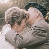 Якось дружина сильно захворіла. Чоловік мав її доглядати, готувати та прибирати будинок. Під час одного з прибирань, він знайшов секретну коробку та приніс до дружини.