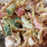 Батон, куряче філе і сир. Салат, який підкорить вас з першої ложки