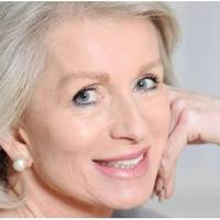 За столом ми почали обговорювати майбутнє весілля і основні витрати. Але Одарці вдалося і тут мене ошелешити. Моя майбутня сваха вважає, що якщо я приїхала з Італії, то за все маю платити я.