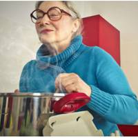 Моя мама переїхала до нас і почала нам дорікати, що ми багато грошей тратимо на їжу. Сідаємо за стіл вечеряти, так на тарілці по маленькому шматочку гуляшу і картопля товчена, а ще капуста квашена аб