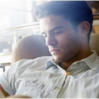 Віктор збентежено снував по кімнаті, а потім, сказав дружині «пробач» і вибіг з дому. Вперше за останні кілька років він зайшов до церкви, яку завжди зухвало обминав.