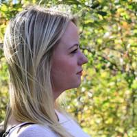 Я стала помічати, що мій чоловік почав виносити речі з дому, здав мої золоті сережки, позичав у всіх друзів і родичів гроші. Відтоді життя в нашій сім’ї різко змінилося.