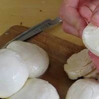 Гарний рецепт домашнього сиру – моцарелла. Виходить в рази смачнішим ніж з магазину