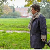 В суботу я приїхала до сина в гості, заготовки на зиму привезла. Заходжу до них додому, а там, як завжди, порядку немає. Невістка лежить з телефоном на дивані, син з каструлями на кухні – їжу готує.