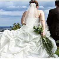 Ніхто з гостей на весіллі не здогадувався, що наречений і наречена ледь знають один одного. Усе пройшло, як за найкращим сценарієм. Вже гості розходились по домівках.