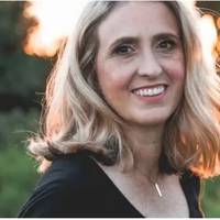 Василь практично жив за кордоном, а потім знайшов собі молоду дружину. Все, що було в Україні, залишив Любі. Залишив і сина, разом з усіма його проблемами.