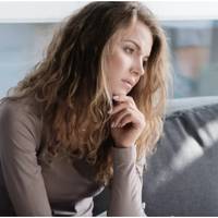 Свекруха на своє 60-річчя запросила колишню дівчину мого чоловіка. Вона красива, доглянута, при посаді, з машиною. Правда, із зайвою вагою трохи.