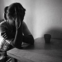 З чоловіком Зіна заробляє майже 35 тисяч гривень. Але їй соромно сказати людям, що вона днями сидить голодною, а в холодильнику рідко у них бувають нормальні продукти.