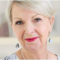 Моя мама вдова, в 60 років вона надумала виходити заміж. Але ж у неї є ми і внуки, навіщо їй це? Мама жила з нами в нашому будинку, мій чоловік добре ладнав з тещею, вона допомагала мені з дітьми, а