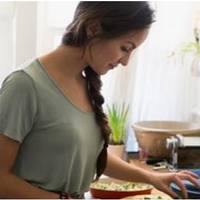 Зранку Оксана вирішила приготувати улюблені чоловікові сирнички. Акуратно склавши все в лоточки, вона пішла до Юрія на роботу. Чоловіка в кабінеті не було, а на столі лежав його телефон, на який прий